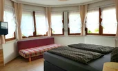 Boxspringbett, Kleiderschrank, TV