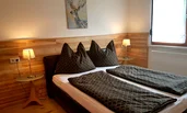 Bett, Kleiderschrank, TV