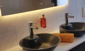 großer Waschtisch, WC, Dusche