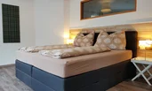 Boxspringbett, Kleiderschrank, TV