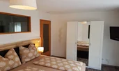 Boxspringbett, Kleiderschrank, TV