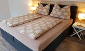 Boxspringbett, Kleiderschrank, TV