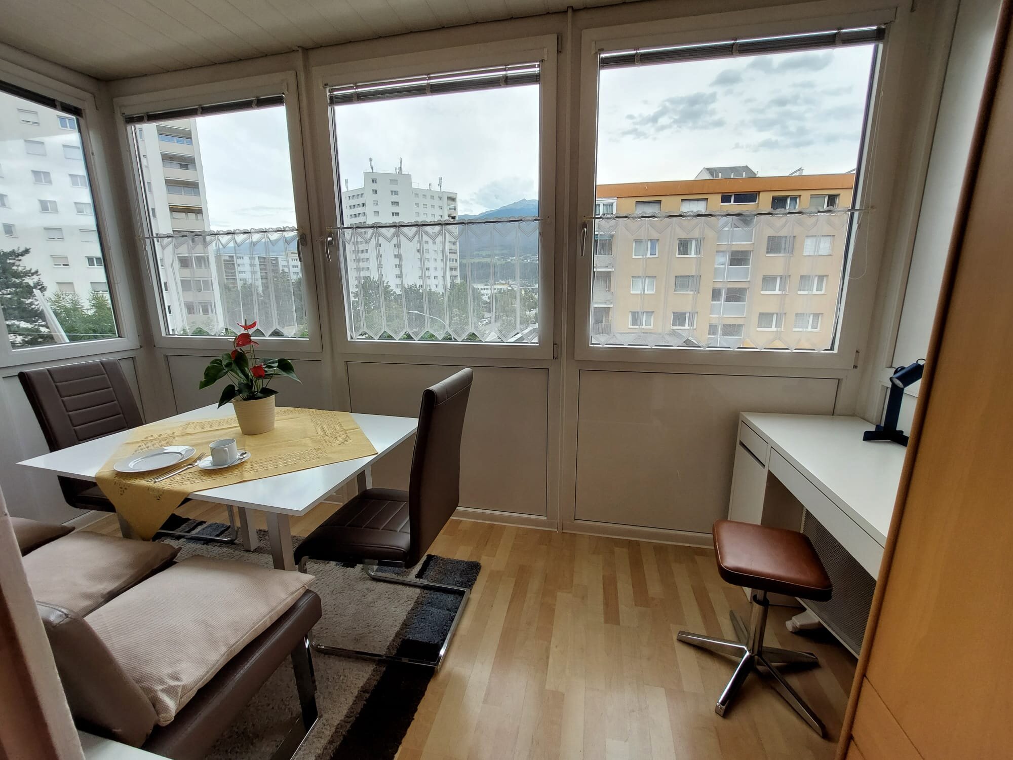 großzügige verglaste Loggia mit Arbeitsbereich | © Elisabeth Wolf