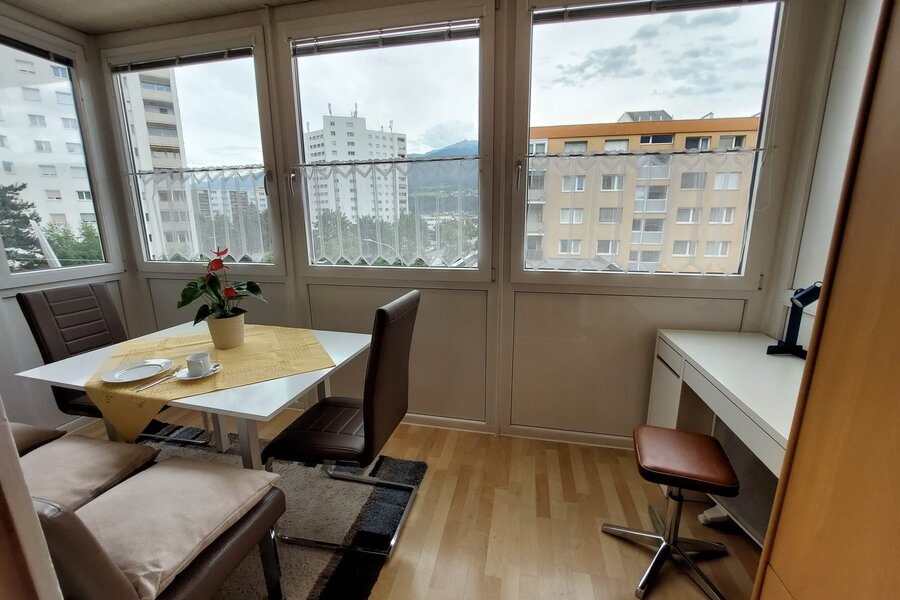 großzügige verglaste Loggia mit Arbeitsbereich | © Elisabeth Wolf