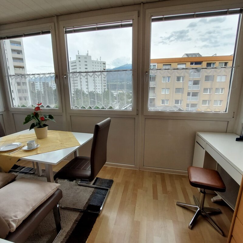 großzügige verglaste Loggia mit Arbeitsbereich | © Elisabeth Wolf