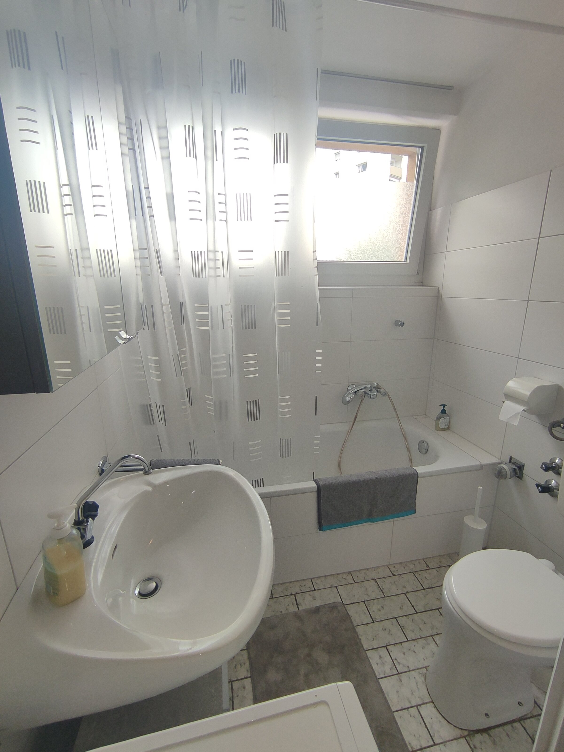 Badezimmer mit Badewanne, WC und Waschmaschine | © Elisabeth Wolf