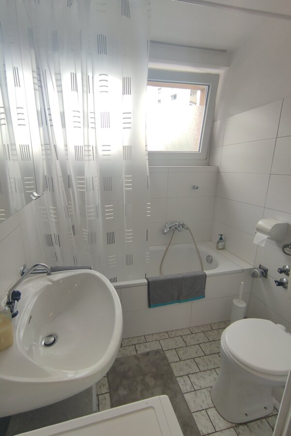 Badezimmer mit Badewanne, WC und Waschmaschine | © Elisabeth Wolf