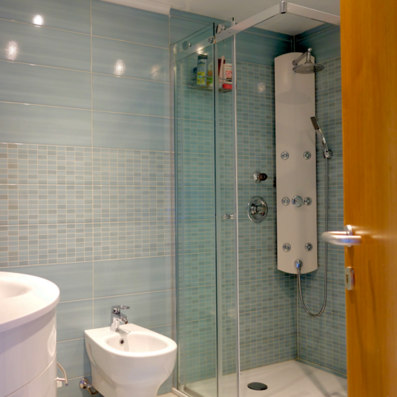 Badezimmer mit Dusche