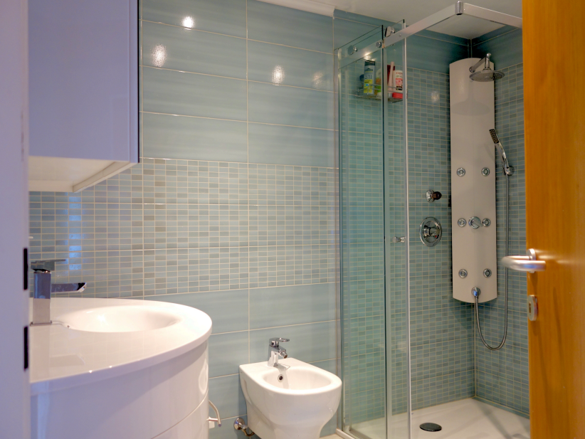 Badezimmer mit Dusche