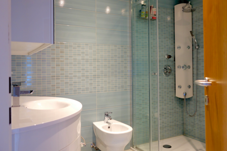 Badezimmer mit Dusche