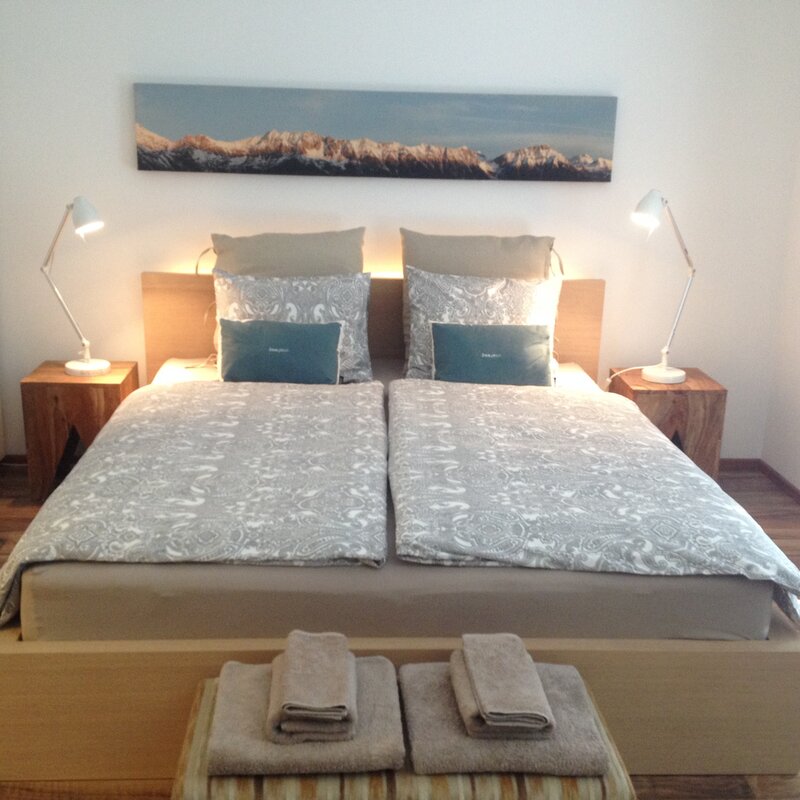 Gepflegtes Schlafzimmer im 1-Zimmer Apartment – Kurzzeitmiete & Wohnen auf Zeit für 1 bis 6 Monate in Innsbruck