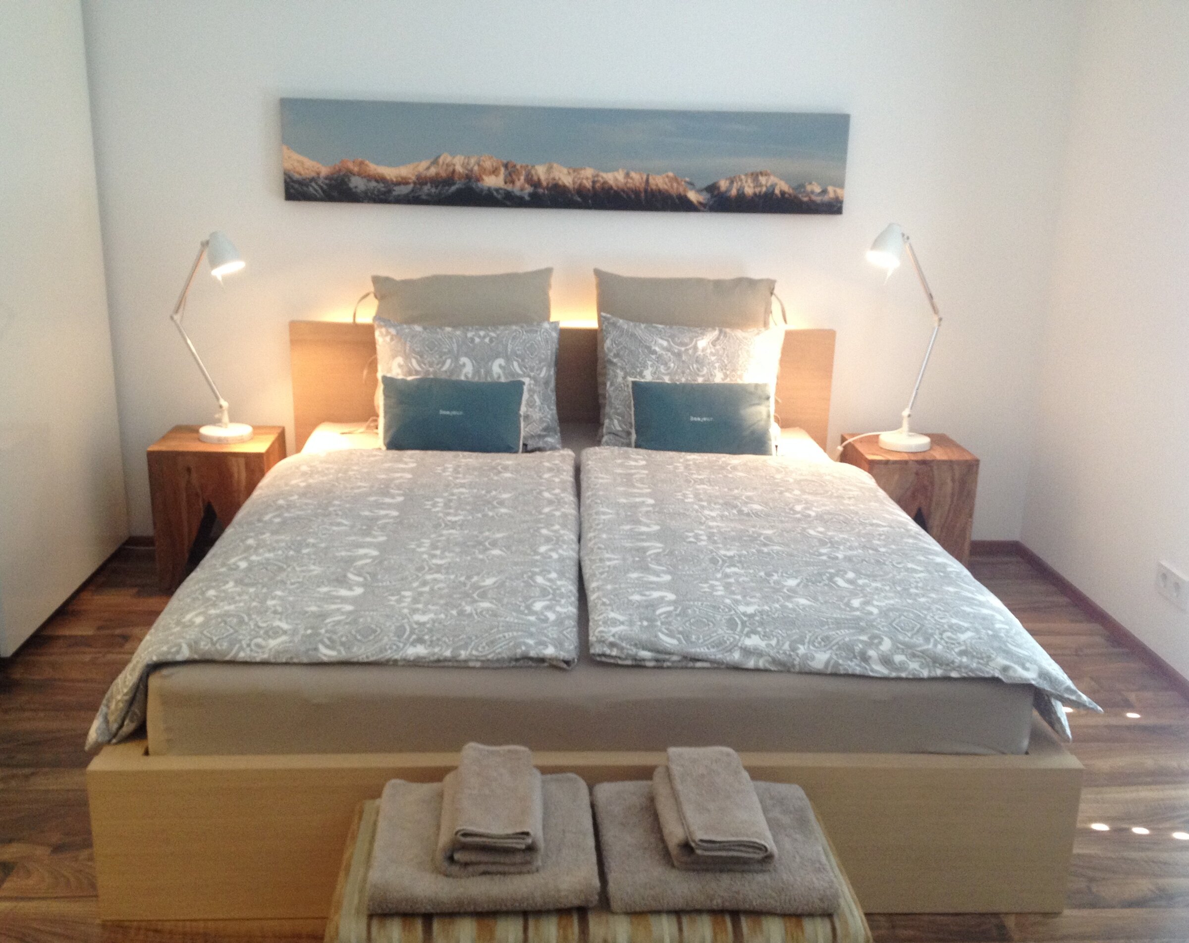 Gepflegtes Schlafzimmer im 1-Zimmer Apartment – Kurzzeitmiete & Wohnen auf Zeit für 1 bis 6 Monate in Innsbruck