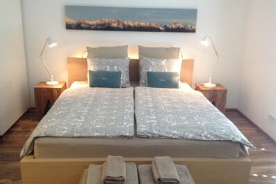 Gepflegtes Schlafzimmer im 1-Zimmer Apartment – Kurzzeitmiete & Wohnen auf Zeit für 1 bis 6 Monate in Innsbruck