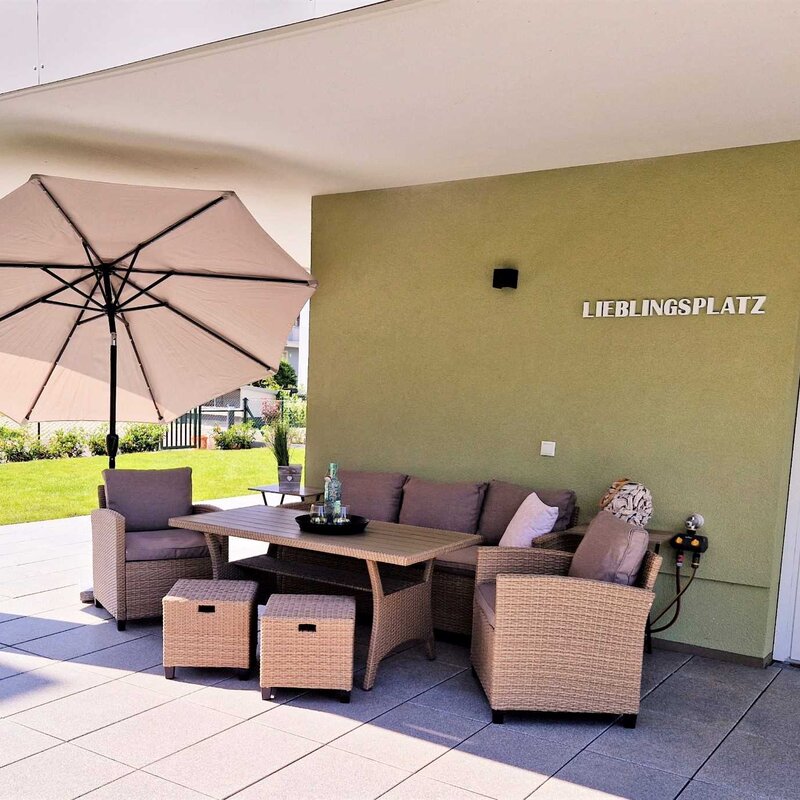 Covered terrace with lounge furniture: 3-room apartment for short-term rental & temporary housing for 1 to 6 months in Krumpendorf.