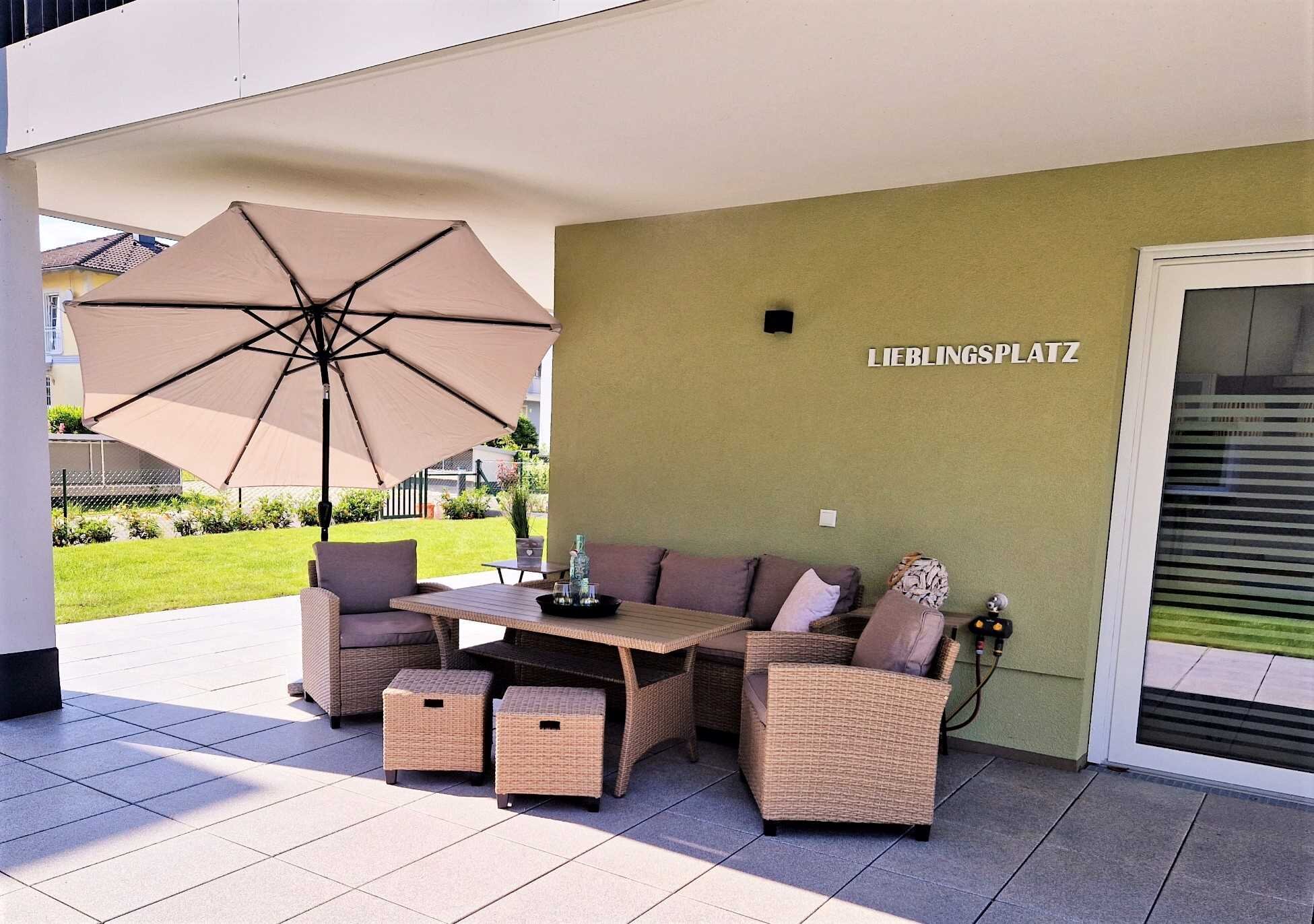 Covered terrace with lounge furniture: 3-room apartment for short-term rental & temporary housing for 1 to 6 months in Krumpendorf.