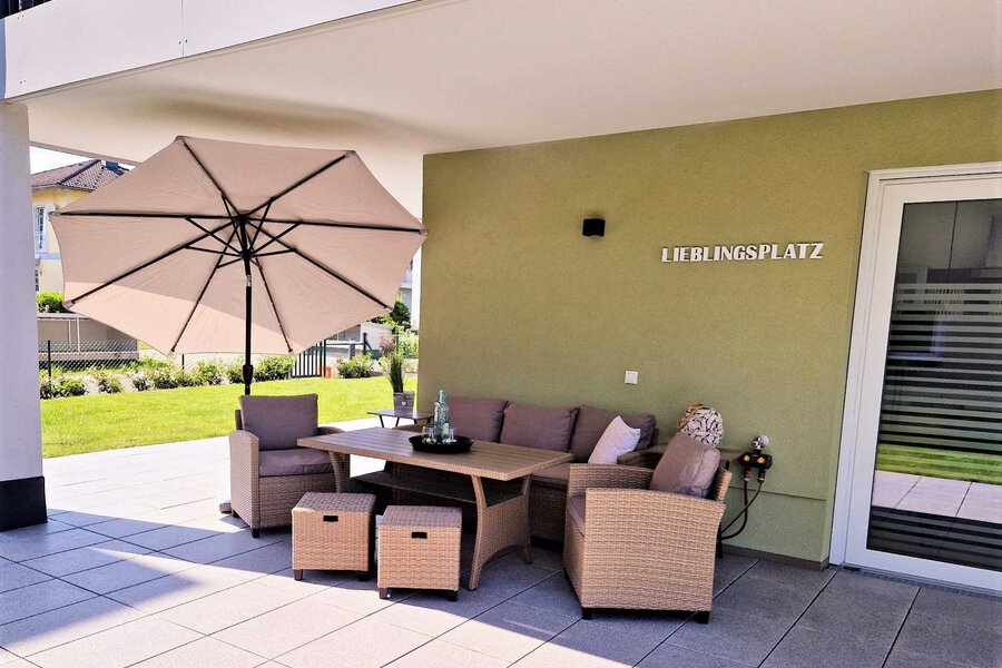 Covered terrace with lounge furniture: 3-room apartment for short-term rental & temporary housing for 1 to 6 months in Krumpendorf.