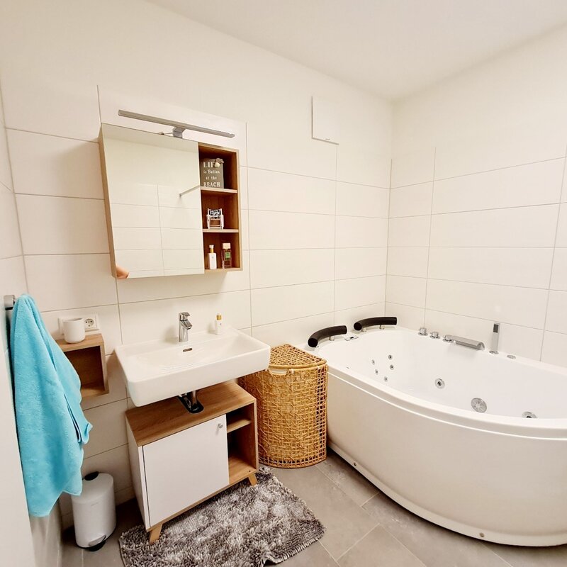 Badezimmer mit Whirpool und Dusche