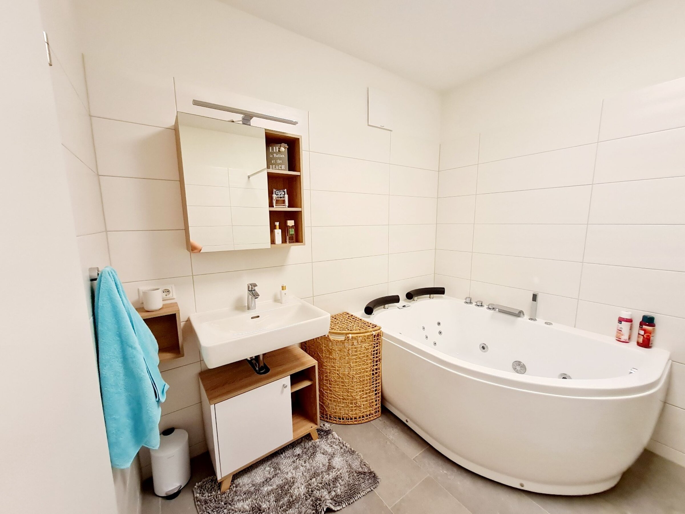 Badezimmer mit Whirpool und Dusche