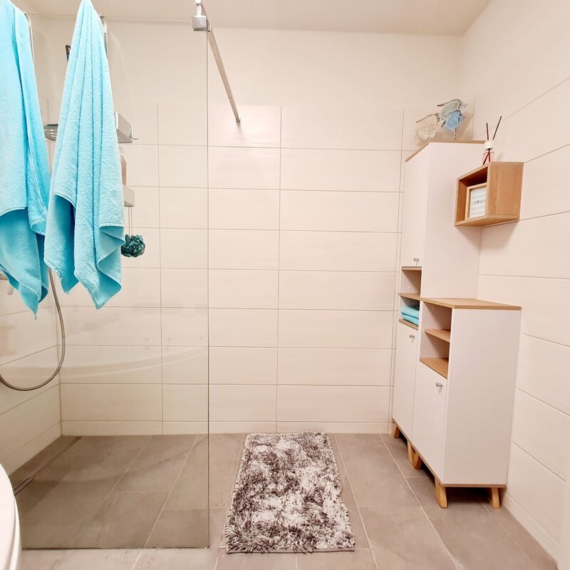 Badezimmer mit Whirpool und Dusche