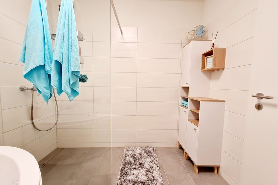 Badezimmer mit Whirpool und Dusche