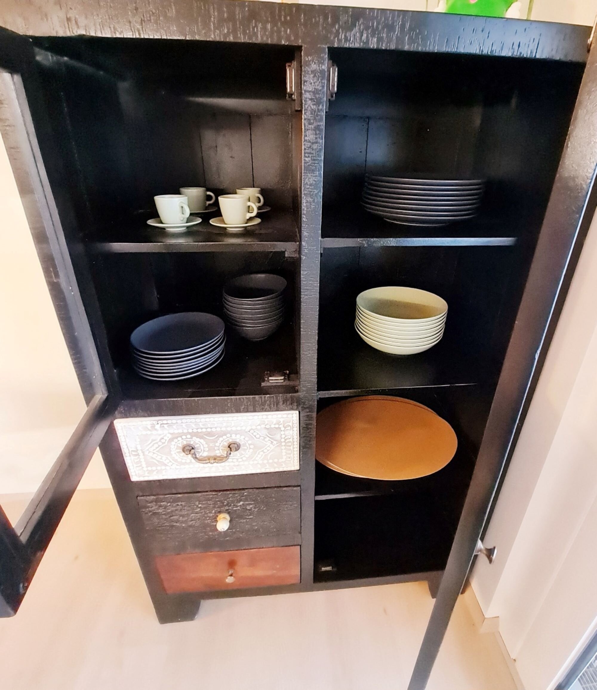 Essbereich mit Geschirr und Gläsern