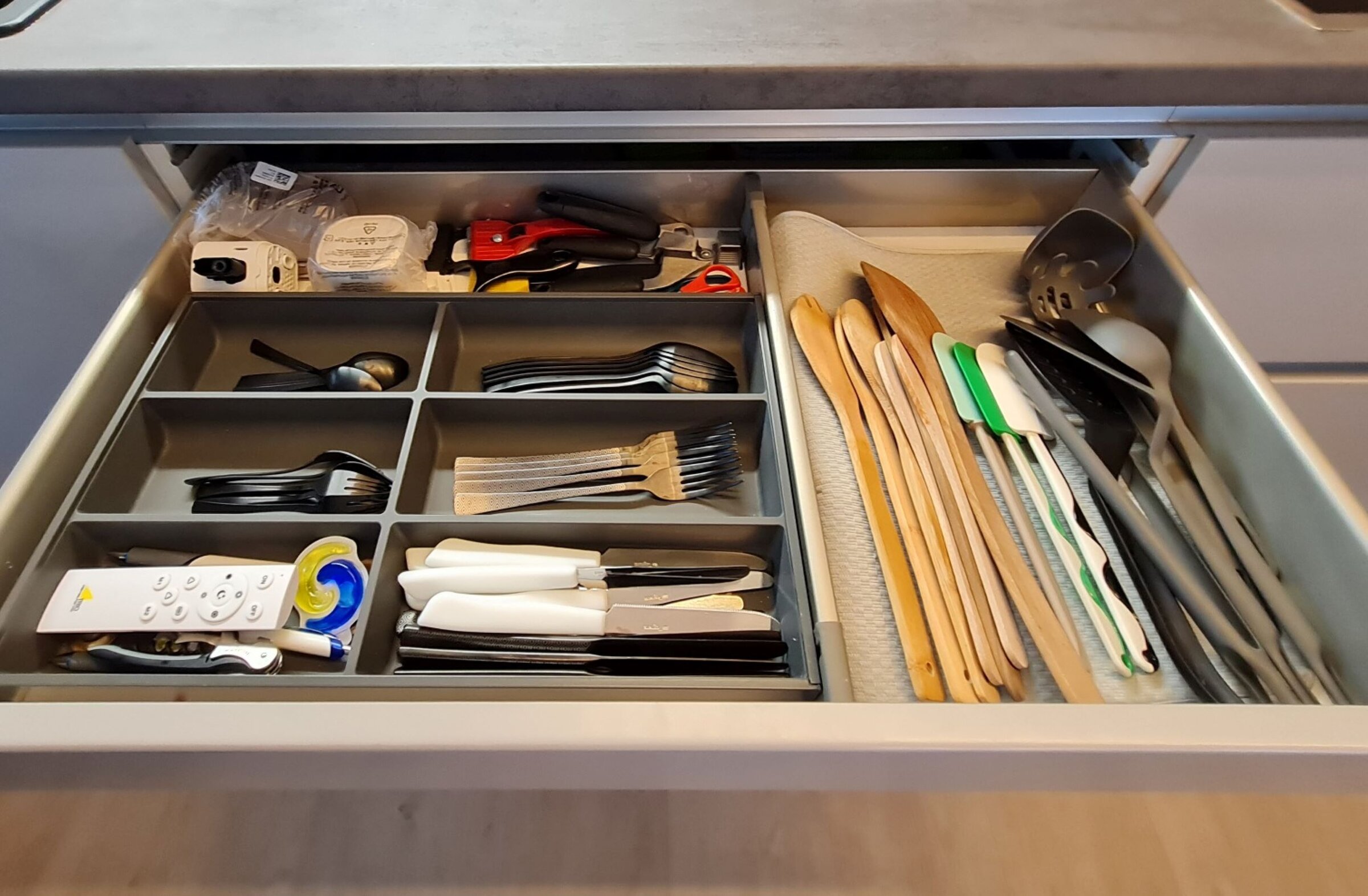 Vollausgestattete Küche mit Herd, Geschirrspüler, Kühl-/Gefrierschrank, Espressomaschine, Töpfen & Kochutensilien