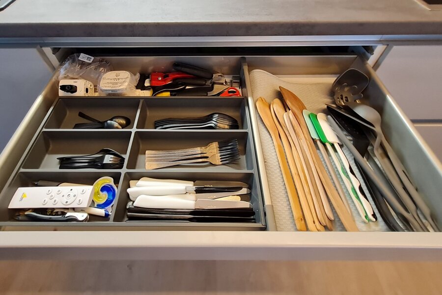 Vollausgestattete Küche mit Herd, Geschirrspüler, Kühl-/Gefrierschrank, Espressomaschine, Töpfen & Kochutensilien