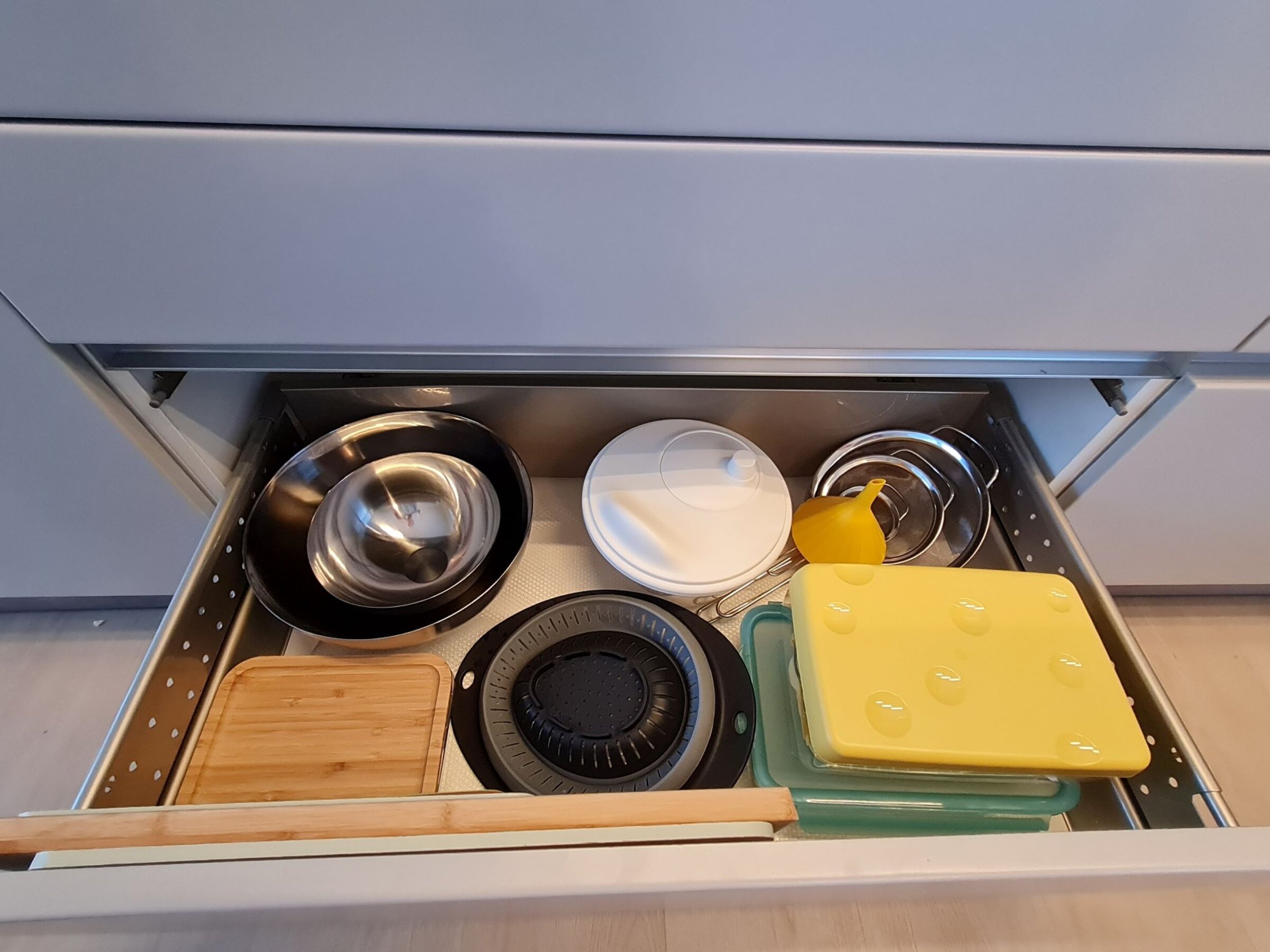 Vollausgestattete Küche mit Herd, Geschirrspüler, Kühl-/Gefrierschrank, Espressomaschine, Töpfen & Kochutensilien