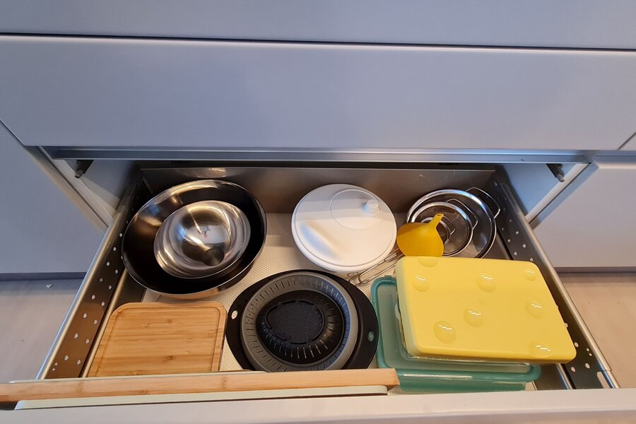 Vollausgestattete Küche mit Herd, Geschirrspüler, Kühl-/Gefrierschrank, Espressomaschine, Töpfen & Kochutensilien