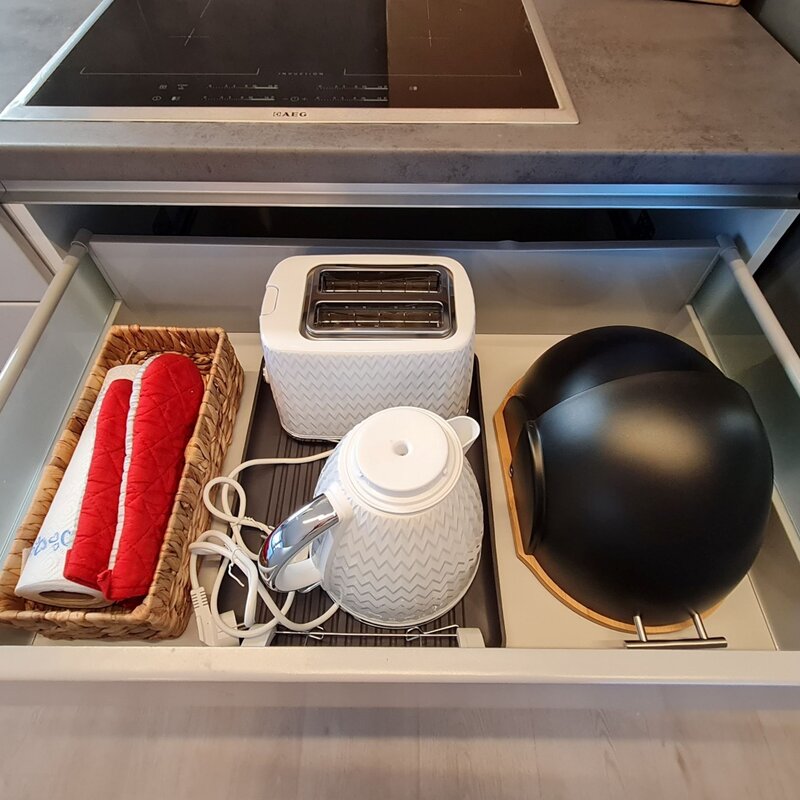 Vollausgestattete Küche mit Herd, Geschirrspüler, Kühl-/Gefrierschrank, Espressomaschine, Töpfen & Kochutensilien