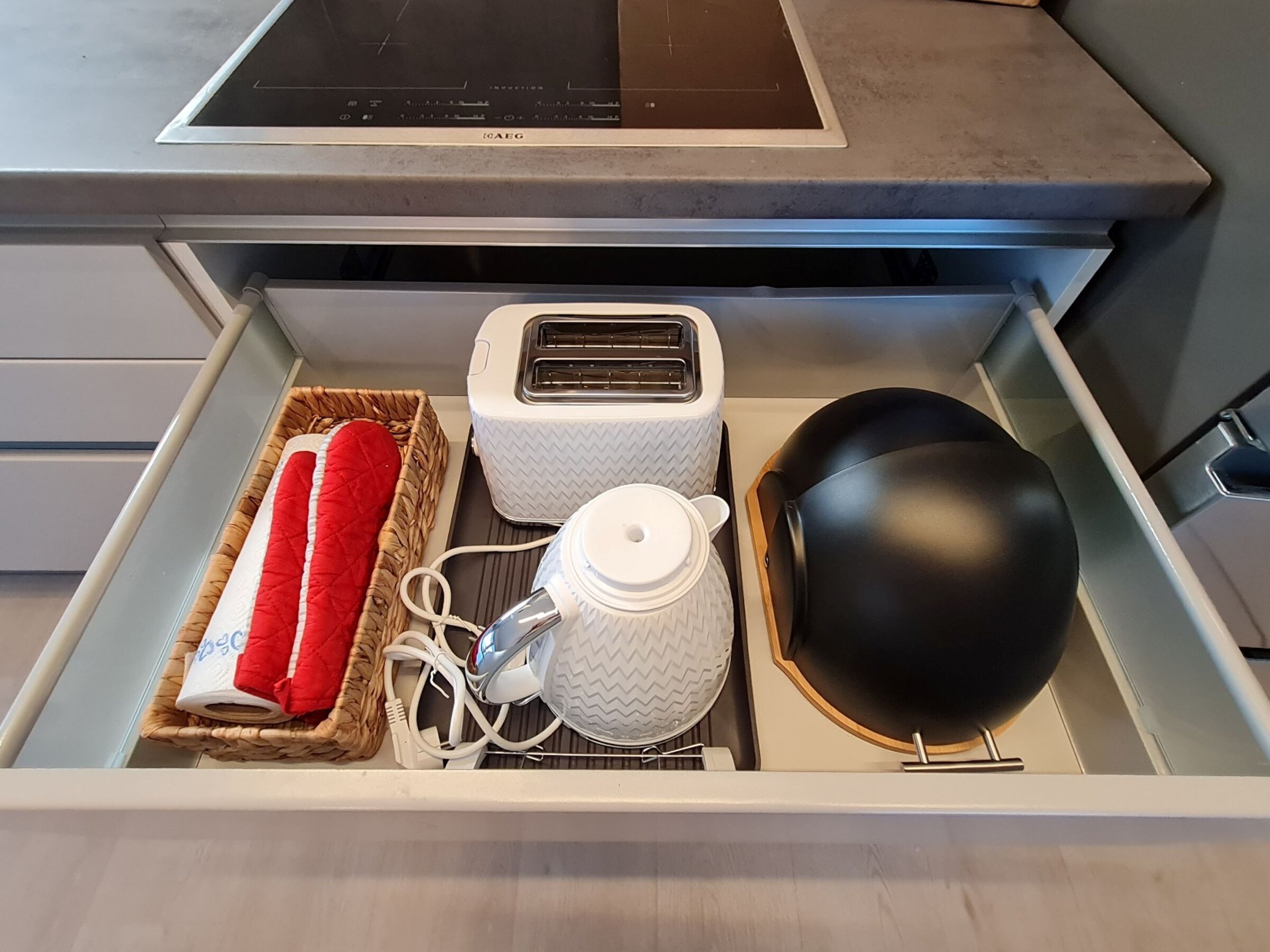 Vollausgestattete Küche mit Herd, Geschirrspüler, Kühl-/Gefrierschrank, Espressomaschine, Töpfen & Kochutensilien