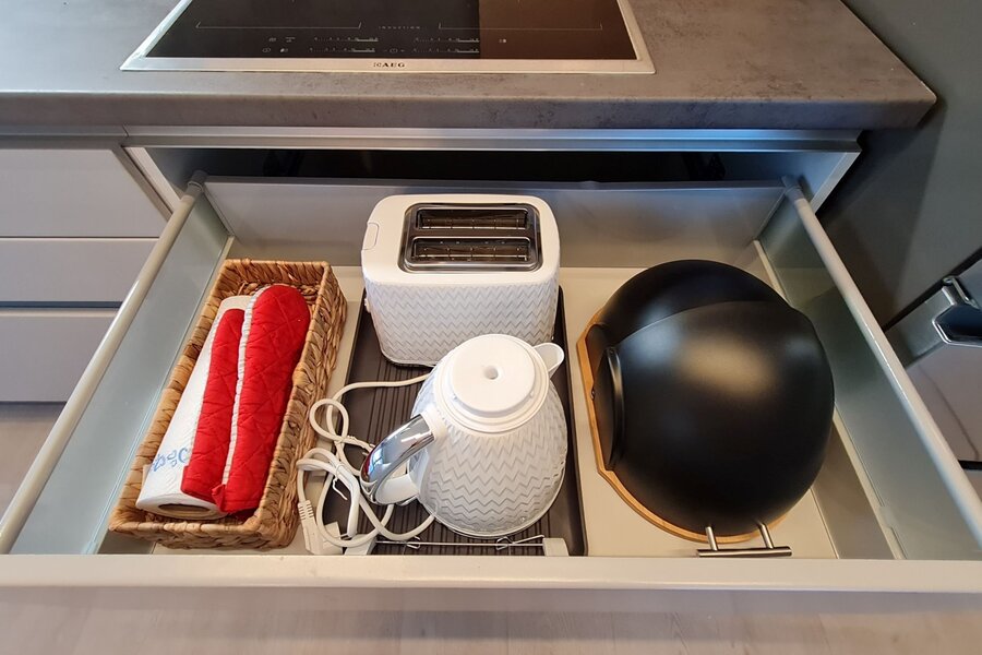 Vollausgestattete Küche mit Herd, Geschirrspüler, Kühl-/Gefrierschrank, Espressomaschine, Töpfen & Kochutensilien