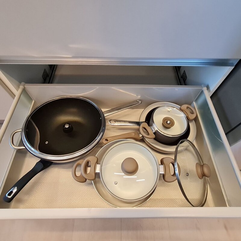 Vollausgestattete Küche mit Herd, Geschirrspüler, Kühl-/Gefrierschrank, Espressomaschine, Töpfen & Kochutensilien