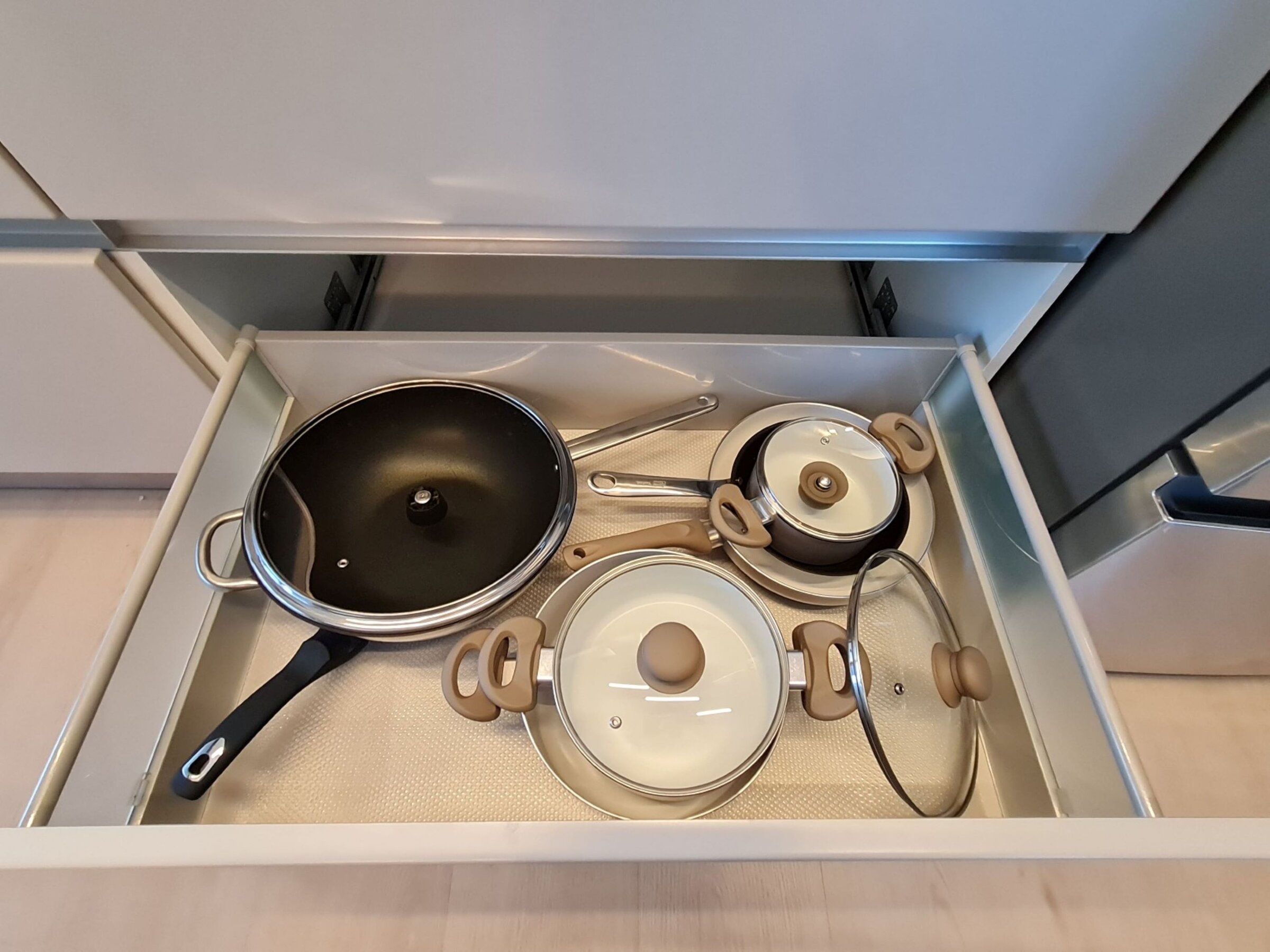 Vollausgestattete Küche mit Herd, Geschirrspüler, Kühl-/Gefrierschrank, Espressomaschine, Töpfen & Kochutensilien