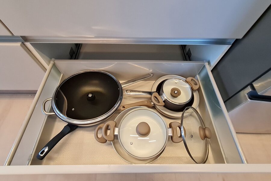 Vollausgestattete Küche mit Herd, Geschirrspüler, Kühl-/Gefrierschrank, Espressomaschine, Töpfen & Kochutensilien