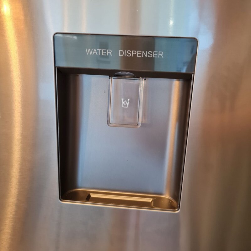 Side-by-Side Kühl-/Gefrierschrank mit Wasserspender