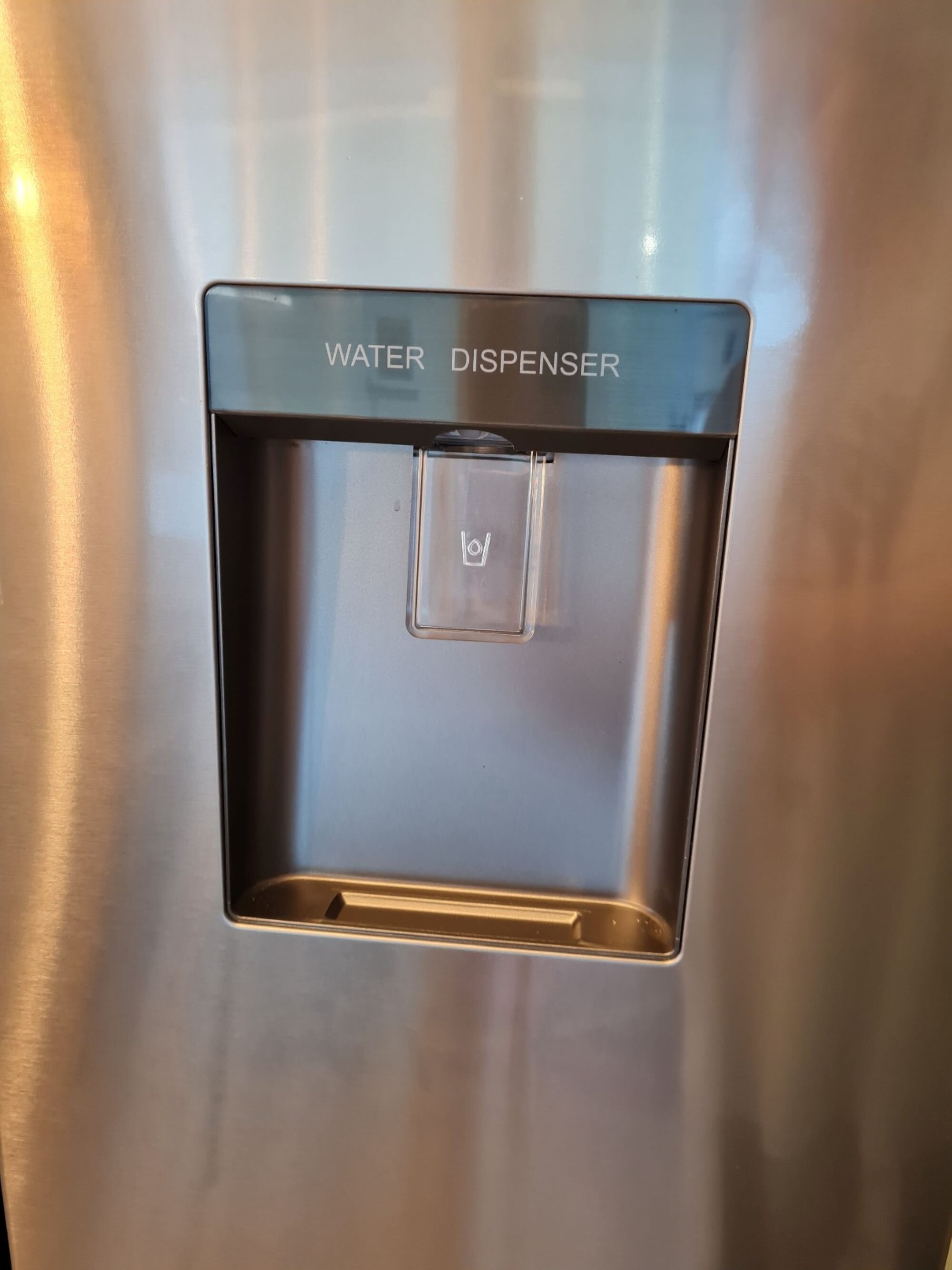Side-by-Side Kühl-/Gefrierschrank mit Wasserspender