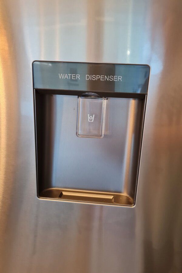 Side-by-Side Kühl-/Gefrierschrank mit Wasserspender