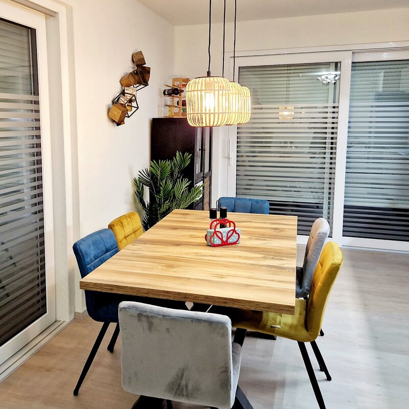 Essbereich mit Geschirr und Gläsern