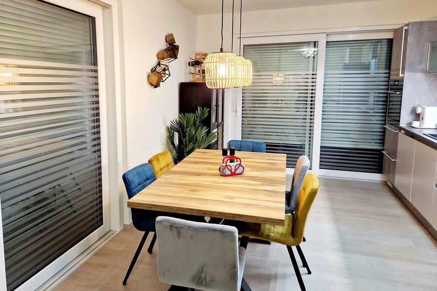 Essbereich mit Geschirr und Gläsern