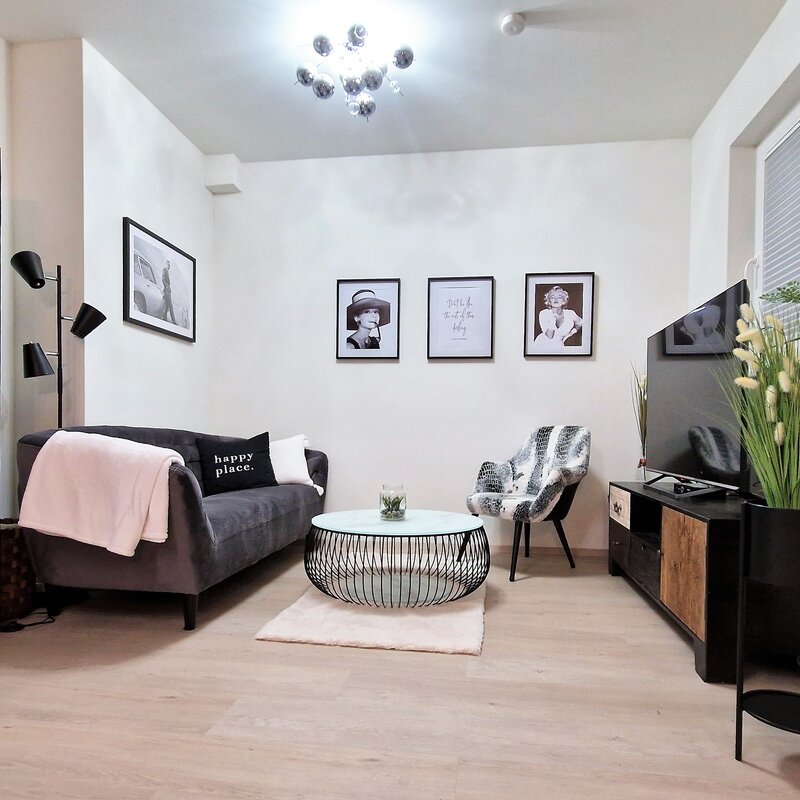 Wohnzimmer mit TV, Sat-Receiver und WLAN (Glasfaser)