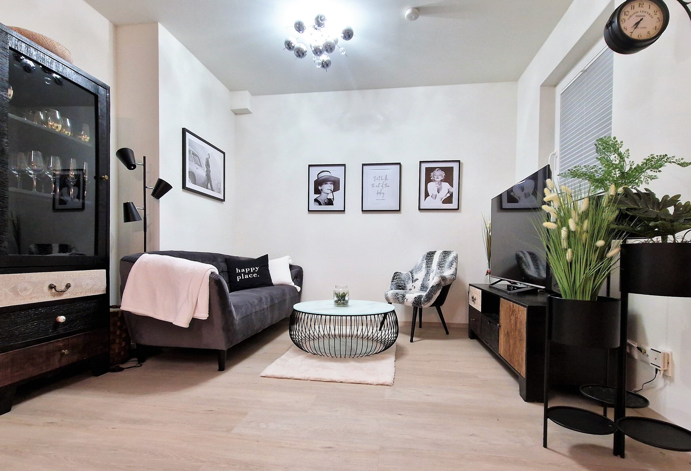 Wohnzimmer mit TV, Sat-Receiver und WLAN (Glasfaser)