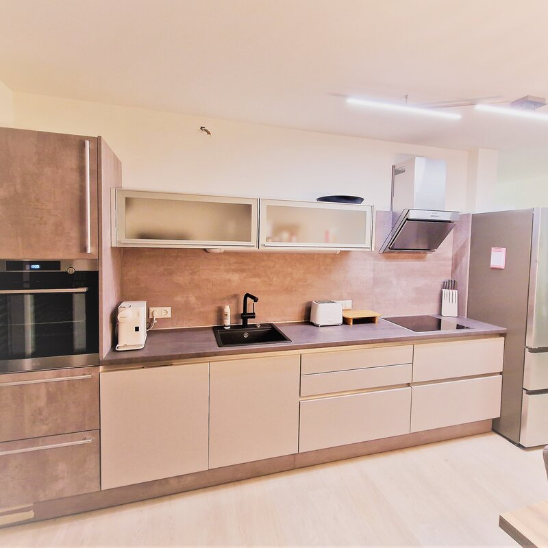 Vollausgestattete Küche mit Herd, Geschirrspüler, Kühl-/Gefrierschrank, Espressomaschine, Töpfen & Kochutensilien