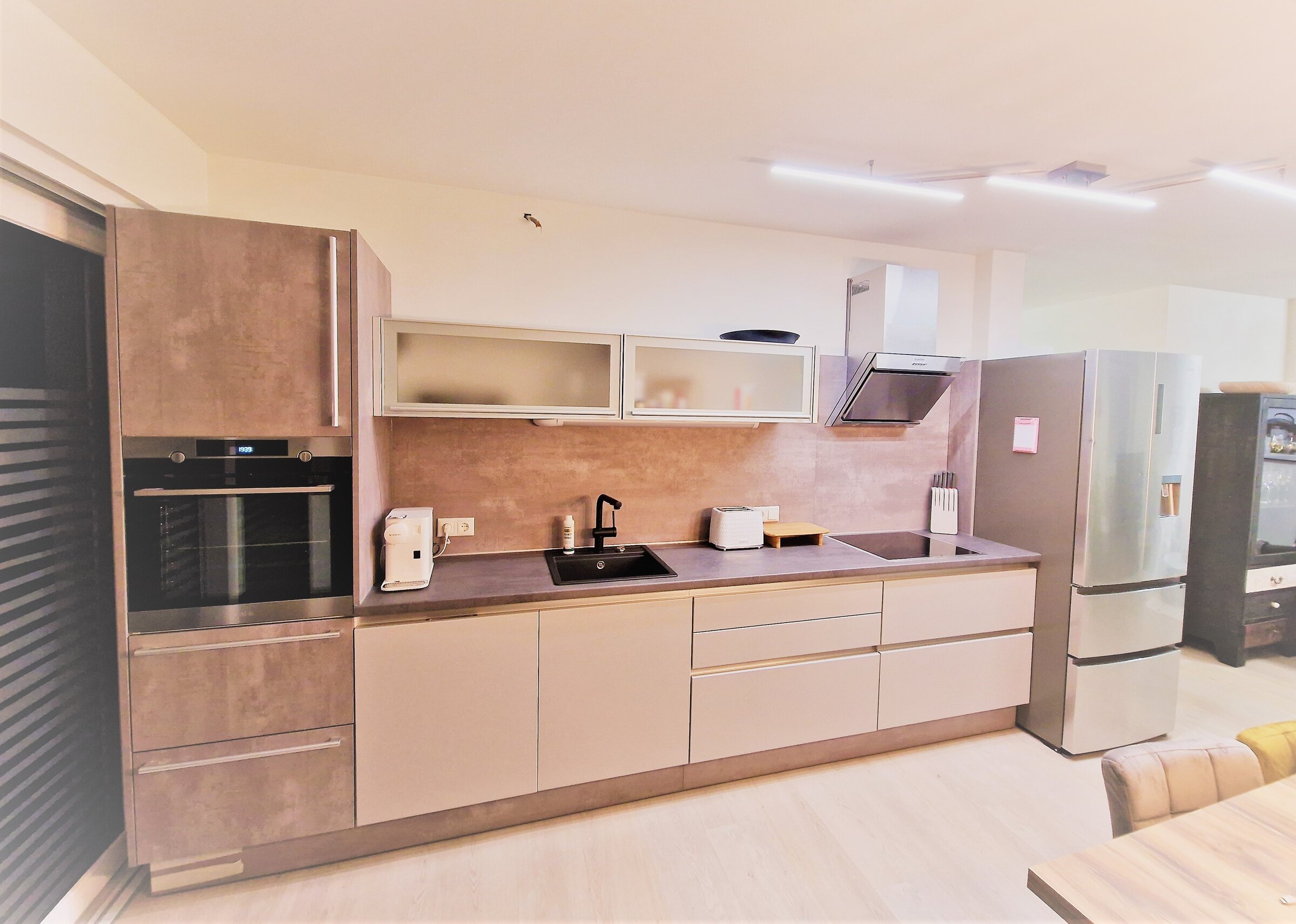 Vollausgestattete Küche mit Herd, Geschirrspüler, Kühl-/Gefrierschrank, Espressomaschine, Töpfen & Kochutensilien