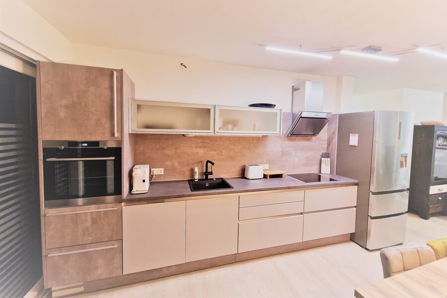 Vollausgestattete Küche mit Herd, Geschirrspüler, Kühl-/Gefrierschrank, Espressomaschine, Töpfen & Kochutensilien