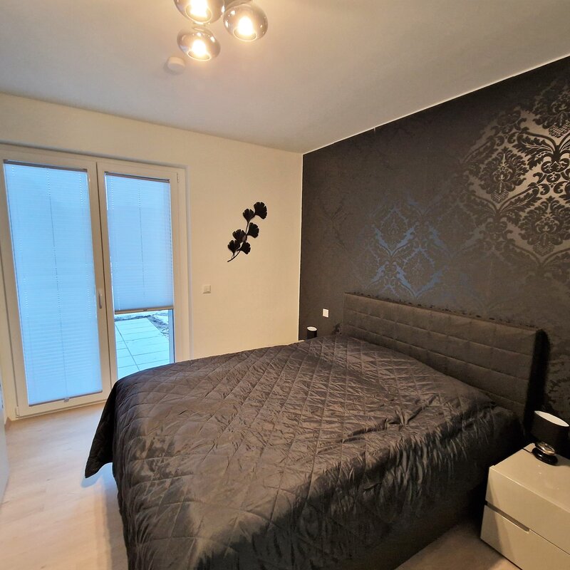 Schlafzimmer mit großzügigem Schwebetürenschrank