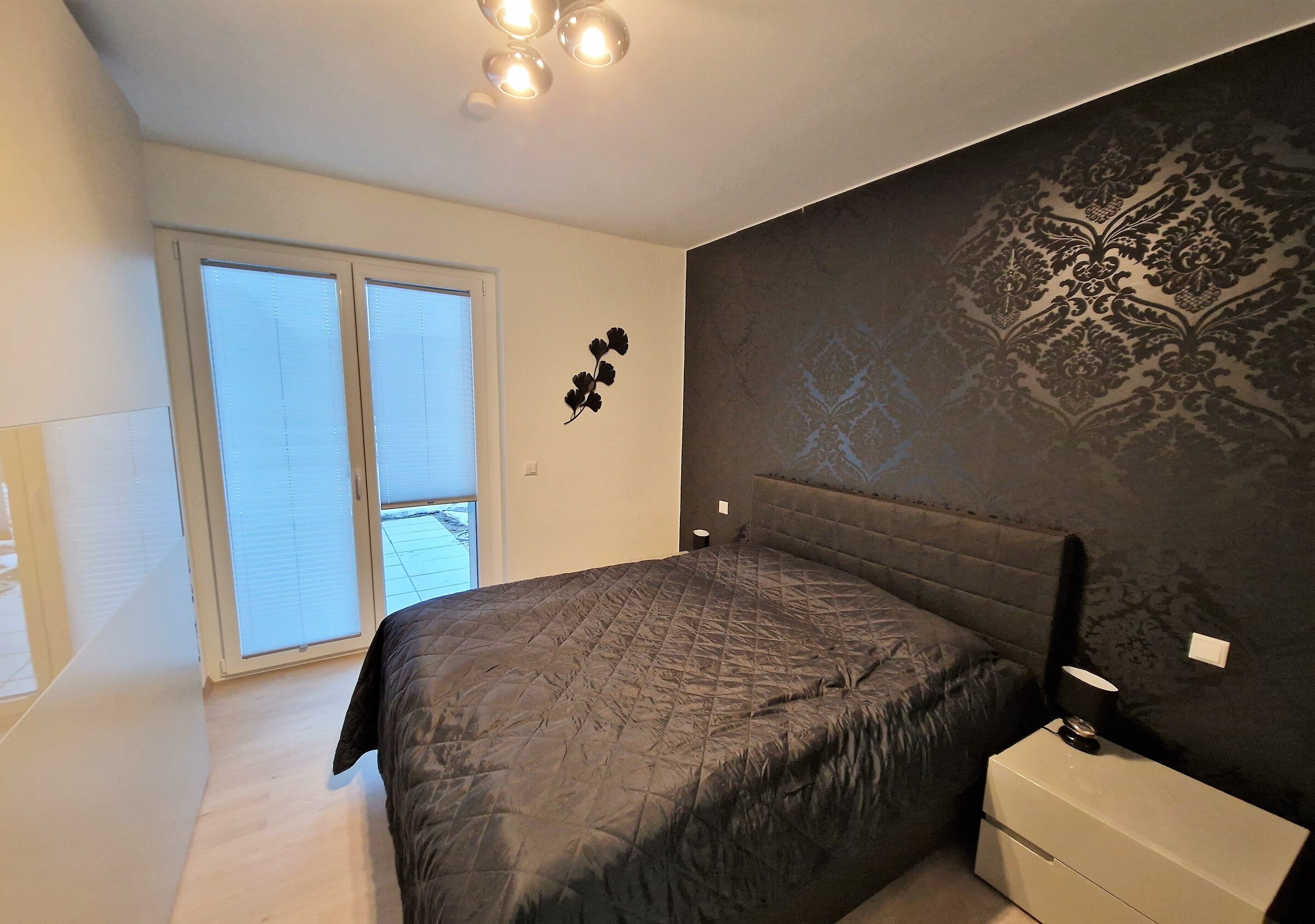 Schlafzimmer mit großzügigem Schwebetürenschrank