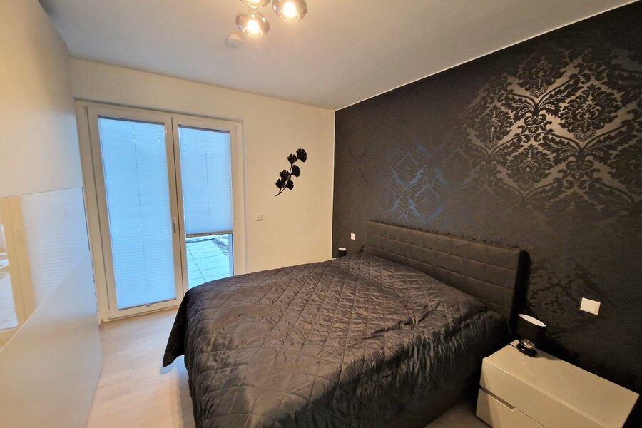 Schlafzimmer mit großzügigem Schwebetürenschrank