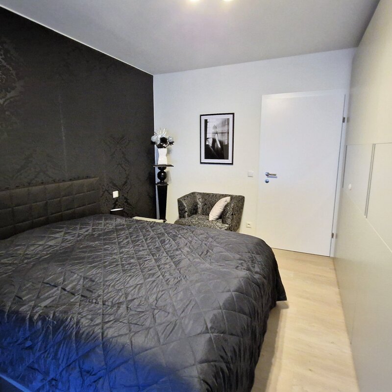 Schlafzimmer mit großzügigem Schwebetürenschrank