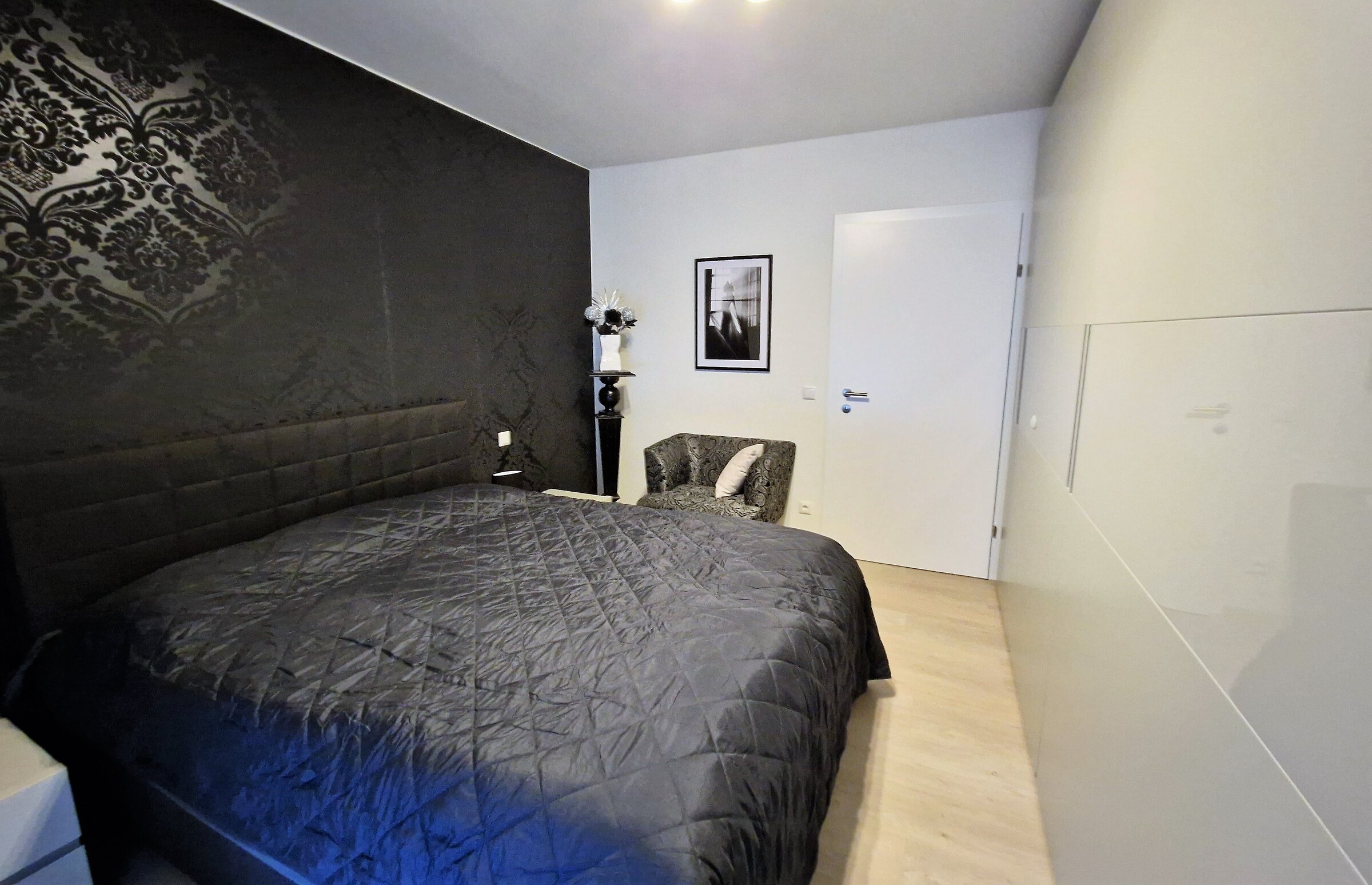 Schlafzimmer mit großzügigem Schwebetürenschrank